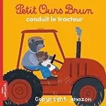 Petit Ours brun conduit le tracteur