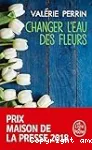 Changer l'eau des fleurs